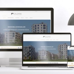 Agencja Reklamowa Szczecin Tombak Czy Złoto - Responsywna strona internetowa biura nieruchomości Zalewski Immobilien wyświetlana na monitorze, laptopie i smartfonie, z budynkami mieszkalnymi w tle nagłówka.