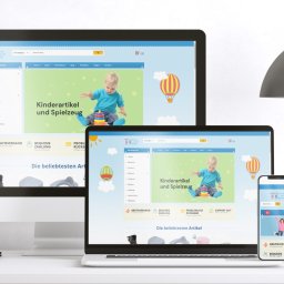 Agencja Reklamowa Szczecin Tombak Czy Złoto - Responsywna strona internetowa sklepu z artykułami dla dzieci i zabawkami, wyświetlana na monitorze, laptopie i smartfonie, z widocznym interfejsem użytkownika i elementami graficznymi, takimi jak...