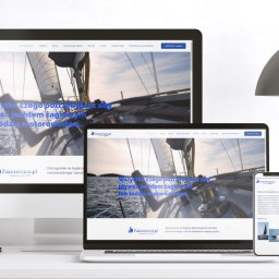 Agencja Reklamowa Szczecin Tombak Czy Złoto - Responsywna strona internetowa Patentowo.pl wyświetlana na monitorze, laptopie i smartfonie w minimalistycznym otoczeniu biurka z lampką.