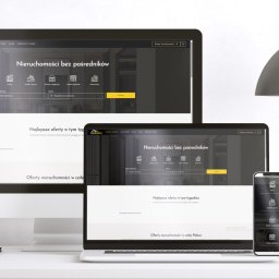 Agencja Reklamowa Szczecin Tombak Czy Złoto - Monitory i smartfon prezentują responsywną stronę internetową z ofertami nieruchomości w Szczecinie, z widocznym logo firmy i filtrami wyszukiwania.