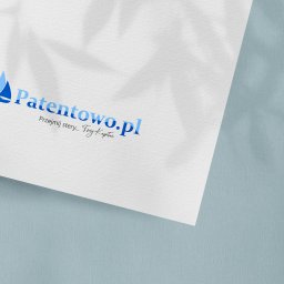 Agencja Reklamowa Szczecin Tombak Czy Złoto - Logo firmy Patentowo.pl z motywem żaglówki i hasłem 'Przejmij stery... Twój Kapitan' na białej kartce z delikatnym cieniem liści, ułożonej na jasnoniebieskim tle.