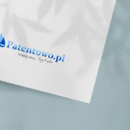 Logo firmy Patentowo.pl z motywem żaglówki i hasłem 'Przejmij stery... Twój Kapitan' na białej kartce z delikatnym cieniem liści, ułożonej na jasnoniebieskim tle.