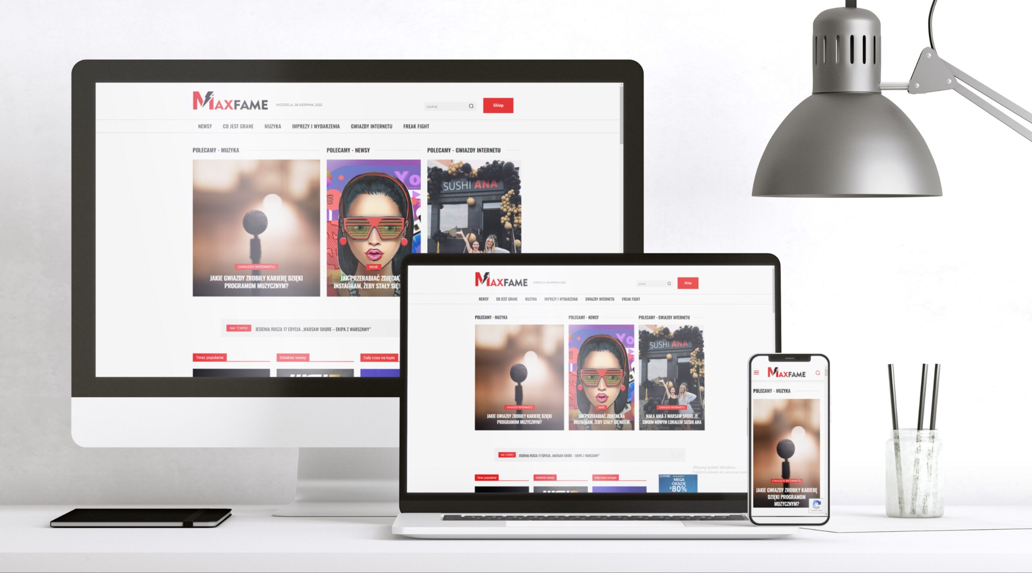 Responsywna strona internetowa Maxfame wyświetlana na monitorze, laptopie i smartfonie, z widoczną nawigacją, nagłówkiem i sekcją polecanych artykułów.