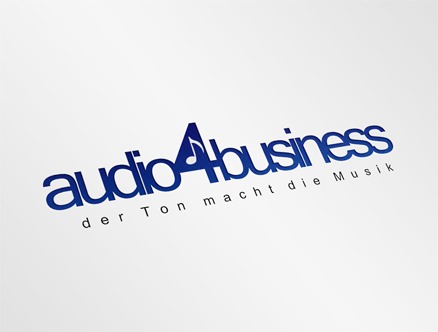 Niebieskie logo 'audio4business' z motywem nuty wkomponowanym w literę A, hasło 'der Ton macht die Musik' poniżej, na białym tle.