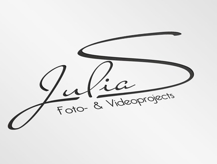 Eleganckie, czarne logo 'Julia Foto- & Videoprojects' na białym tle, z wyraźnym kaligraficznym stylem pisma.