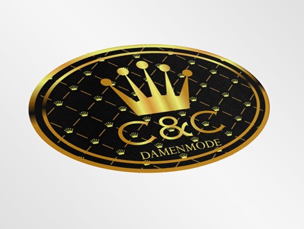 Złoto-czarne owalne logo z koroną i napisem 'C&C DAMENMODE' na wzorzystym tle.