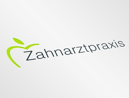 Logo gabinetu dentystycznego przedstawiające zielone jabłko i napis 'Zahnarztpraxis' w ciemnej czcionce, umieszczone na białym tle pod kątem.