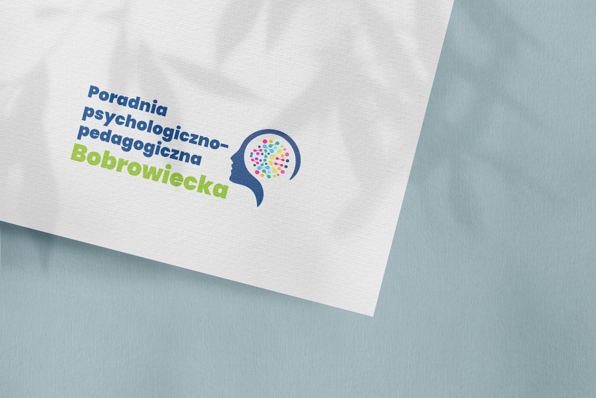 Karta z nadrukowanym logo i nazwą Poradni Psychologiczno-Pedagogicznej Bobrowiecka, umieszczona na niebieskim tle.