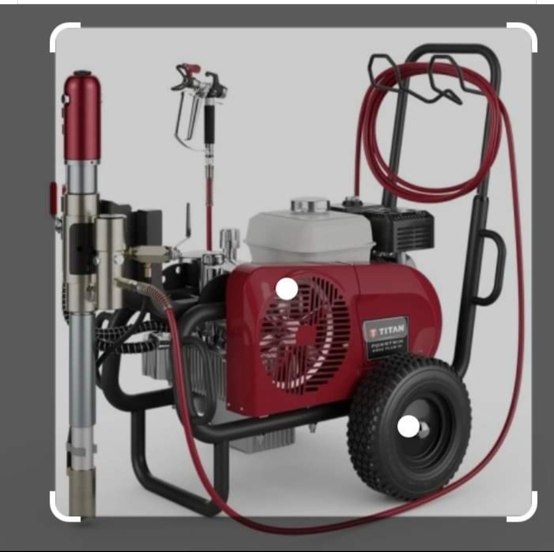 Profesjonalny, mobilny agregat malarski Titan z czerwonym silnikiem i szarym zbiornikiem, widoczne węże i pistolet natryskowy.