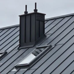 Szary dach z blachy trapezowej z oknami dachowymi i ciemnym kominem wentylacyjnym.