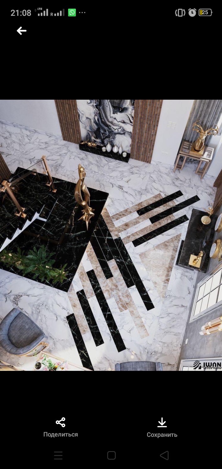 Eleganckie wnętrze z marmurową posadzką w geometryczny wzór, czarne schody z roślinami, złote dekoracje i designerskie meble, widok z góry.