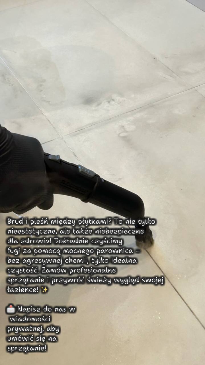 Czyszczenie fug parownicą na jasnych płytkach. Dysza parownicy w czarnej rękawicy skierowana na zabrudzone fugi. Widoczny efekt czyszczenia.