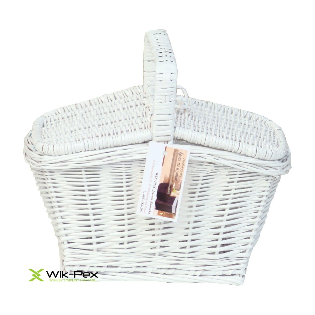 Biały, wiklinowy kosz z uchwytem, na którym wisi etykieta firmy Wik-Pex. Kosz jest pusty i sfotografowany na białym tle.