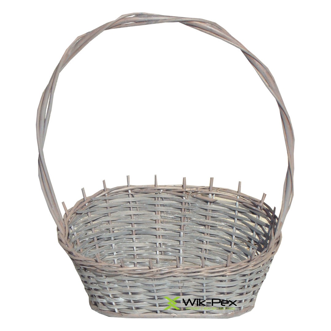 Pusty, szary, wiklinowy koszyk z uchwytem, widoczne sploty i wystające końcówki, na dole widoczne logo firmy.