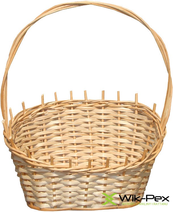 Pusty, owalny kosz wiklinowy z uchwytem, wyeksponowany na białym tle, z widocznym logo producenta w prawym dolnym rogu.