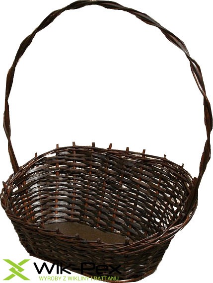 Brązowy, wiklinowy kosz z uchwytem, widoczny na białym tle, z logo producenta w lewym dolnym rogu.