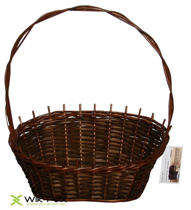 Owalny, brązowy kosz wiklinowy z uchwytem, widoczne logo producenta oraz etykieta z informacjami o koszach na wymiar.