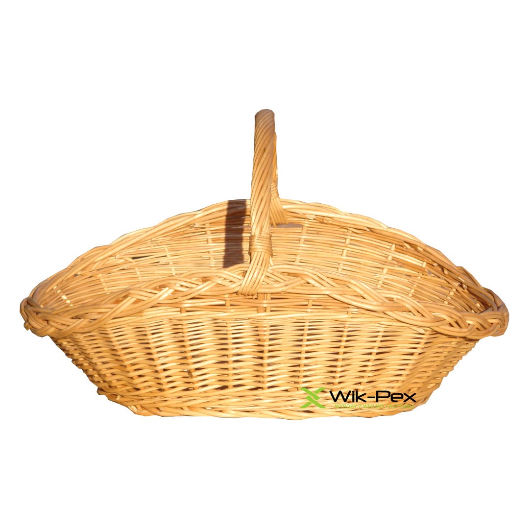 Ręcznie pleciony, jasny kosz wiklinowy z uchwytem, widoczne logo firmy Wik-Pex na dole kosza.