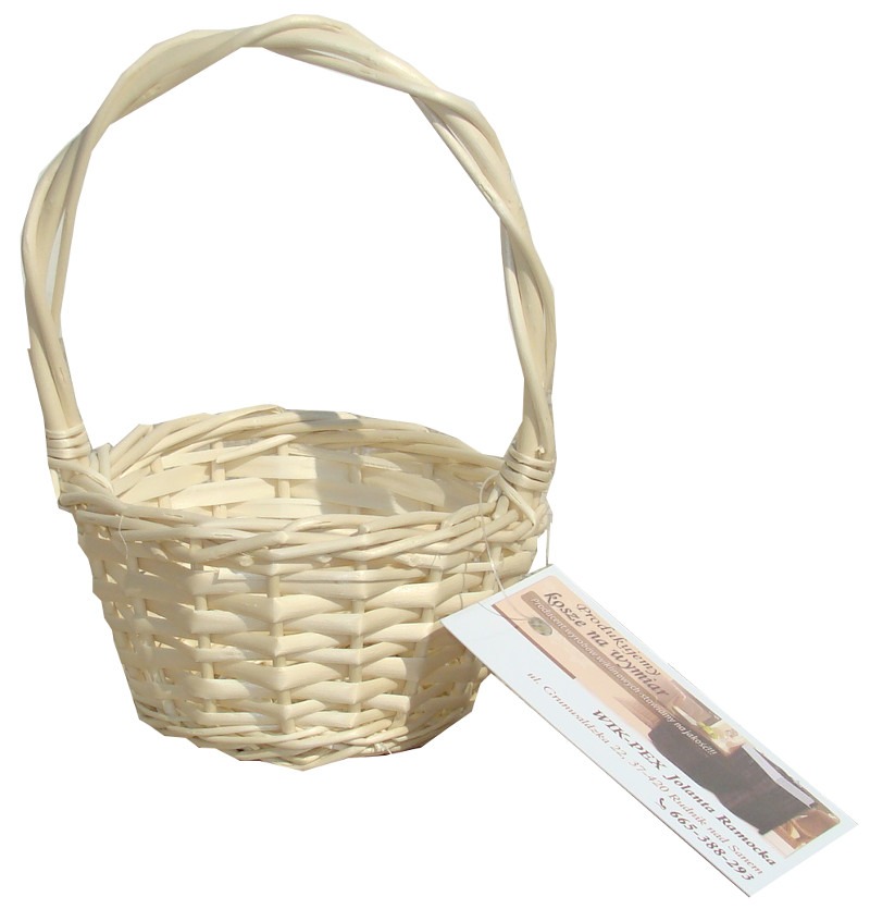 Jasny, wiklinowy koszyk z uchwytem, z dołączoną etykietą producenta wyrobów wiklinowych.