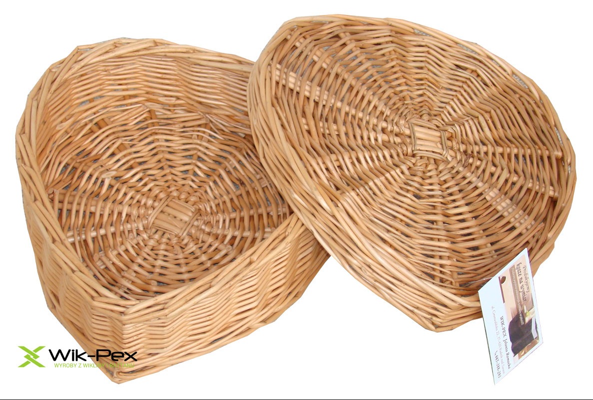 Dwa wiklinowe kosze o kwadratowej podstawie, wykonane z jasnego wiklinowego splotu, prezentowane przez firmę z Rudnika nad Sanem. Na jednym z koszy przymocowana etykieta producenta.