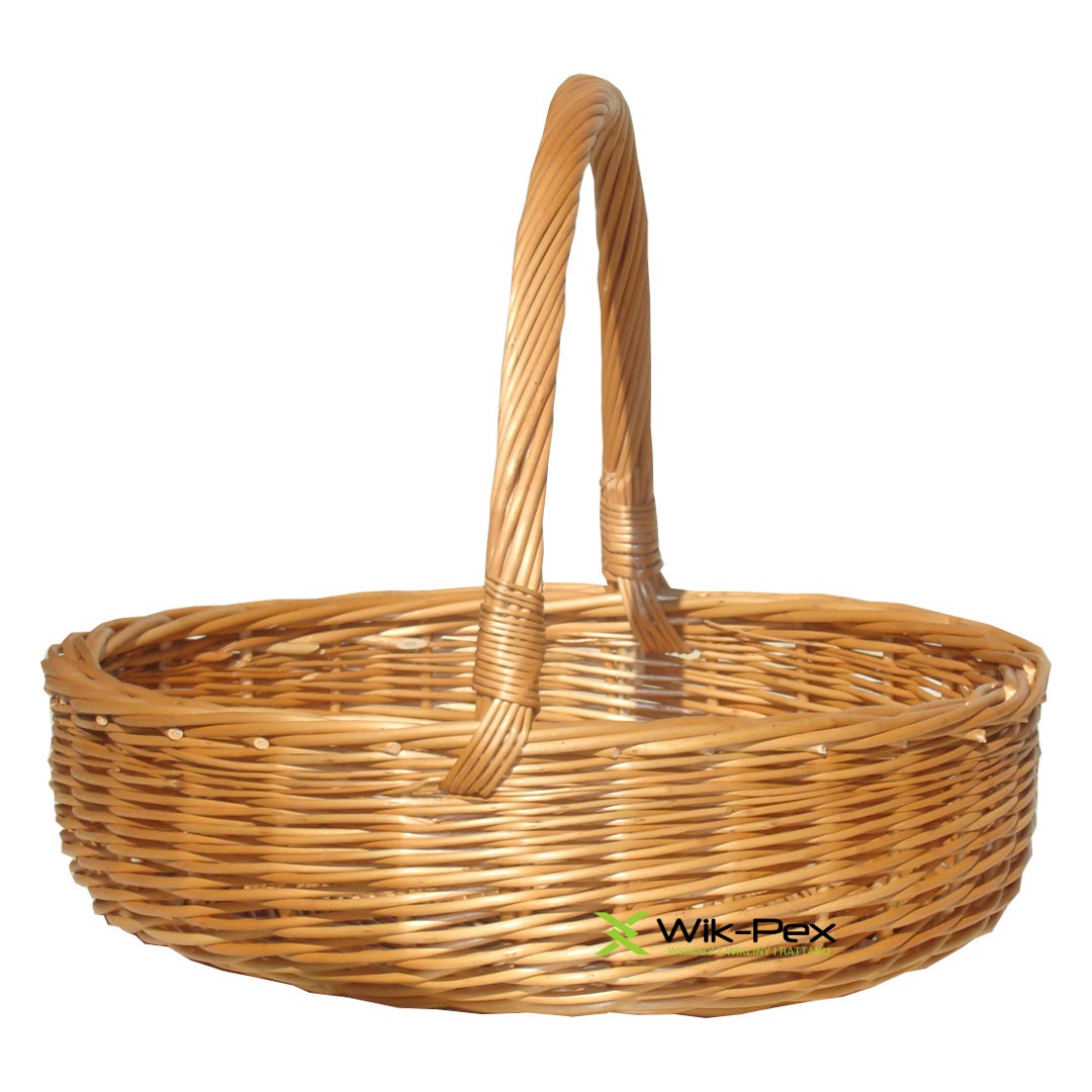 Owalny, wiklinowy kosz z pojedynczym uchwytem, wyeksponowany na białym tle, z widocznym logo firmy Wik-Pex w prawym dolnym rogu.