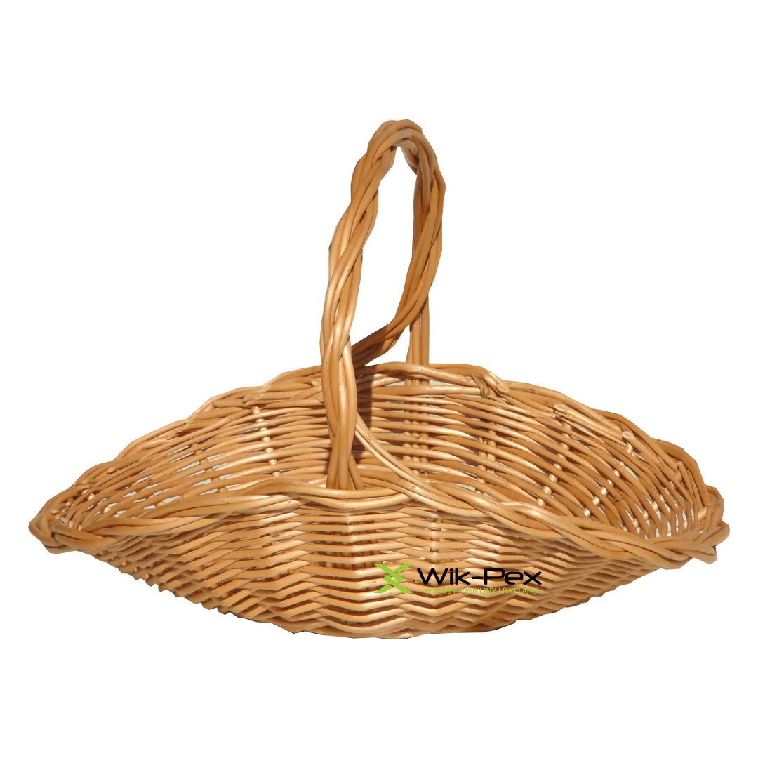 Owalny, pleciony koszyk z wikliny z uchwytem, na białym tle, z delikatnym logo firmy w dolnej części.