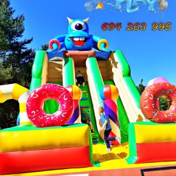 Dmuchaniec zjeżdzalnia MONSTER dla dzieci od 3 lat. Kolorowy potworek który ucieszy każde dziecko. Zjeżdzalnia a dwa zjazdy i posiada siatkę zabezpieczającą u góry, dodatkowe pasy przy schodkach dla młodszych uczestników zabawy oraz wysokie burty. 
