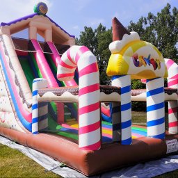 Zjeżdżalnia CANDY to cukierkowy świat zabawy dla dzieci, które szukają wspaniałych wrażeń. Połka zjazdowa jest na wysokości 3 metrów, to daje nie lada wrażeń i wiele uśmiechu. Dmuchaniec jest zabezpieczony siatką i dodatkowymi pasami do wspinaczki.