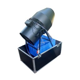 GD Play wynajem dmuchańców, piana party, fotobudka 360 - Czarny generator piany o mocy 3000W, umieszczony na skrzyni transportowej z niebieskim pojemnikiem na płyn, widoczny z boku na białym tle.