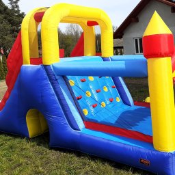 Dmuchaniec HappuBounce dla mniejszych dzieci, gdzie mogę poskakać, wspinać się a potem zjechać na zjeżdzalni. Wspaniała zabawa dla mniejszych dzieci.