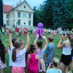 GD Play wynajem dmuchańców, piana party, fotobudka 360 - Strój ośmiornicy? Nie taka ośmiornica straszna. Dzieci trzymają się na dystans ale ciekawość nie pozwala im uciekać :)