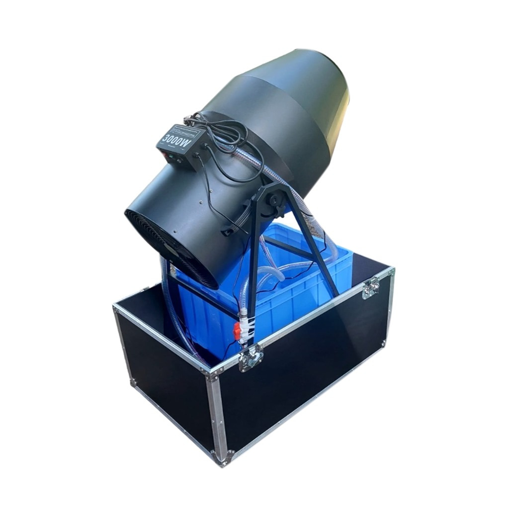 Czarny generator piany o mocy 3000W, umieszczony na skrzyni transportowej z niebieskim pojemnikiem na płyn, widoczny z boku na białym tle.