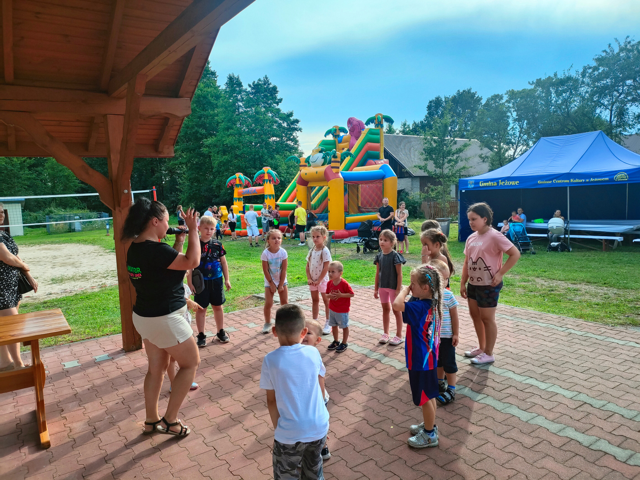 Pani Natalia potrafi skupić na sobie naprawdę dużą liczbę dzieci i każdy z chęcią wykonuje te różne zabawy :)