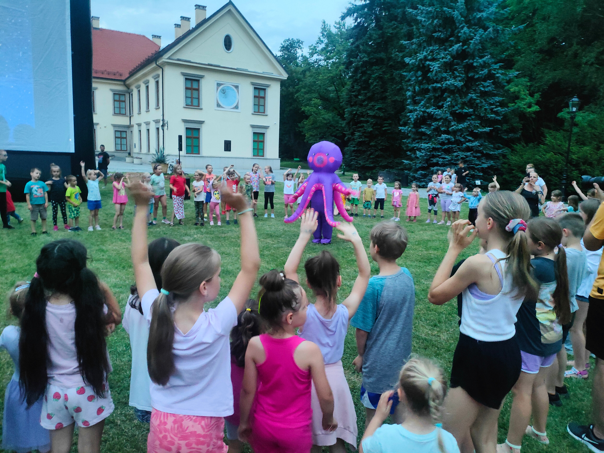 Strój ośmiornicy? Nie taka ośmiornica straszna. Dzieci trzymają się na dystans ale ciekawość nie pozwala im uciekać :)