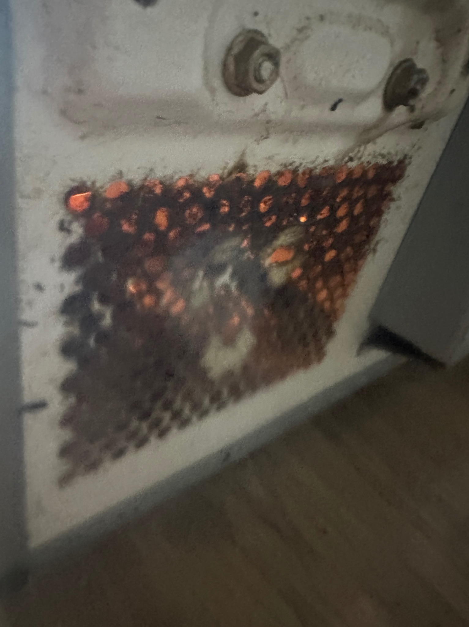 Zabrudzona kratka wentylacyjna piekarnika w Łodzi, z widocznymi przypaleniami i osadami tłuszczu.