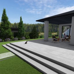 Harmonia Pracownia Projektowania Ogrodów - Wizualizacja ogrodu z tarasem i nowoczesnym domem. Na tarasie siedzi mężczyzna. W tle wysokie drzewa i krzewy. Na pierwszym planie kot siedzi na schodach.