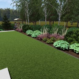 Harmonia Pracownia Projektowania Ogrodów - Wizualizacja ogrodu z równo przystrzyżonym trawnikiem, rabatami z hostami i kwitnącymi bylinami. W tle rząd brzóz i altana z osobami.