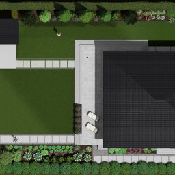 Harmonia Pracownia Projektowania Ogrodów - Widok z góry na projekt ogrodu z domem, trawnikiem, ścieżkami z kostki, rabatami kwiatowymi i krzewami. Widoczne meble ogrodowe i osoba spacerująca po trawniku.