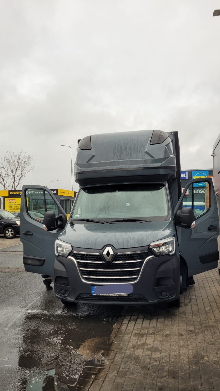 Mycie i sprzątanie multivanów, busów i samochodów dostawczych.