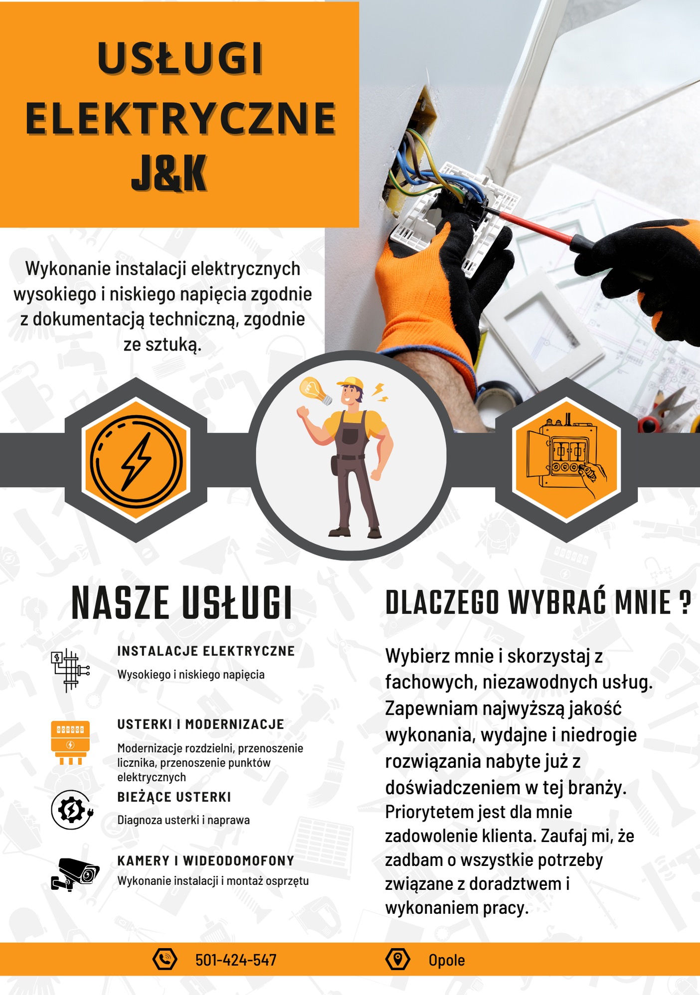 Elektryk w pomarańczowych rękawicach instaluje gniazdko elektryczne, widoczne przewody i schemat instalacji w tle.