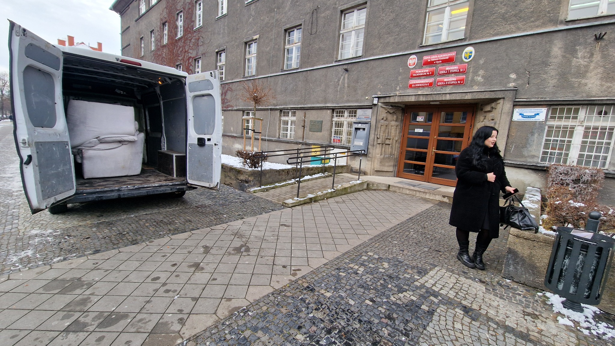 Szybki i bezproblemowy transport mebli z 4 piętra bez windy do Szkoły Elektrycznej w Opolu. :)