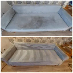 Dwu-częściowe zdjęcie przedstawia szarą kanapę przed i po czyszczeniu, ukazując widoczną różnicę w czystości i odświeżeniu tapicerki.