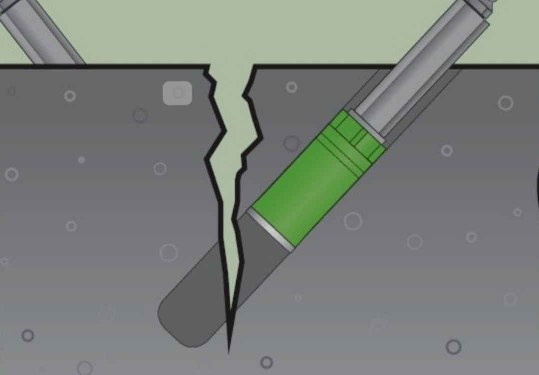 Schemat iniekcji żywicy w pęknięcie w betonie, widoczny aplikator z zielonym wkładem.