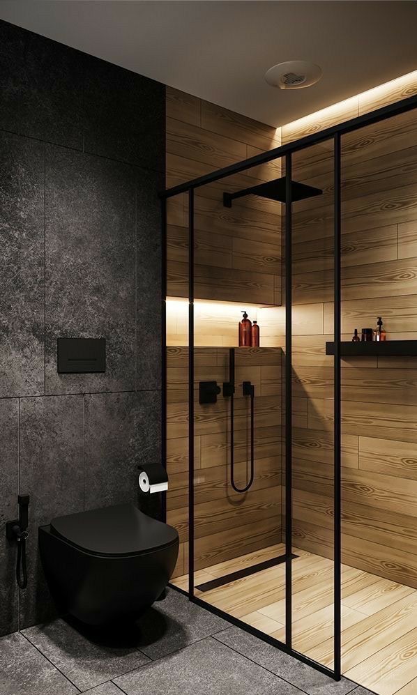 Nowoczesna łazienka z czarną armaturą: wisząca toaleta, bidetka i kabina prysznicowa z drewnopodobnymi płytkami, oświetlona półka z kosmetykami.