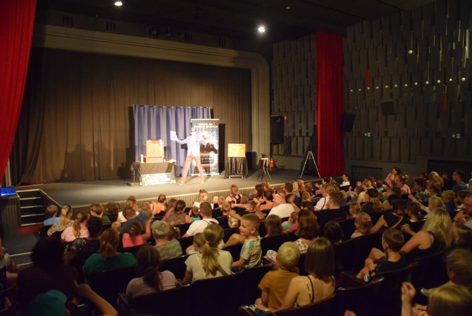 Pokazy sceniczne dla szerokiej publiczności.