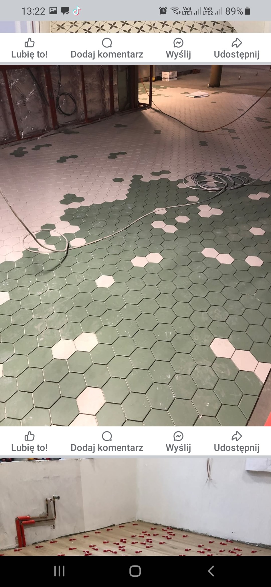 Układanie heksagonalnych płytek podłogowych w odcieniach zieleni i bieli; widoczne kable elektryczne i częściowo zabezpieczona ściana w tle, z rurami instalacji wodnej w drugim planie.