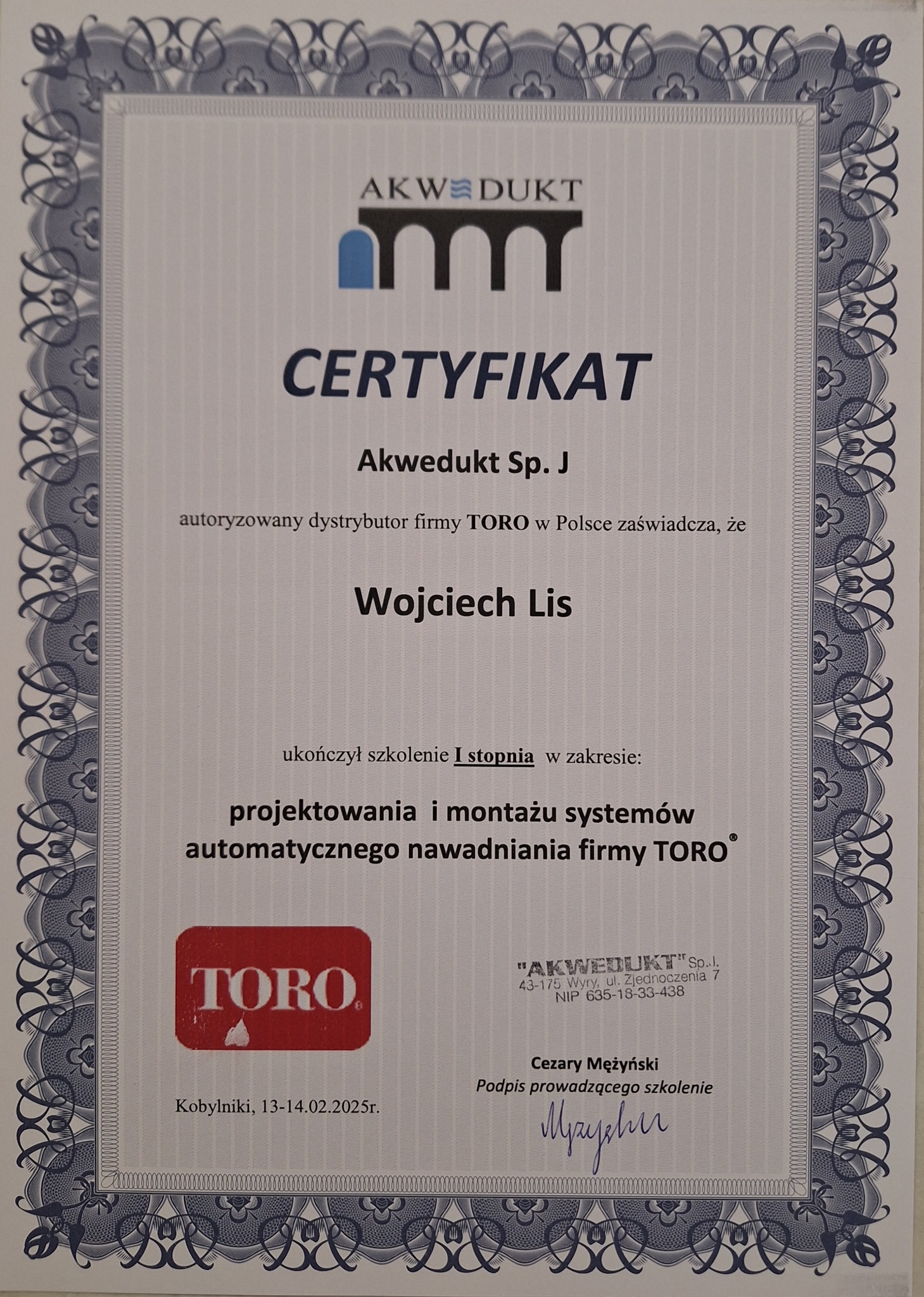 Certyfikat ukończenia szkolenia I stopnia w zakresie projektowania i montażu automatycznego nawadniania firmy TORO dla Wojciecha Lisa, wydany przez Akwedukt Sp. J.