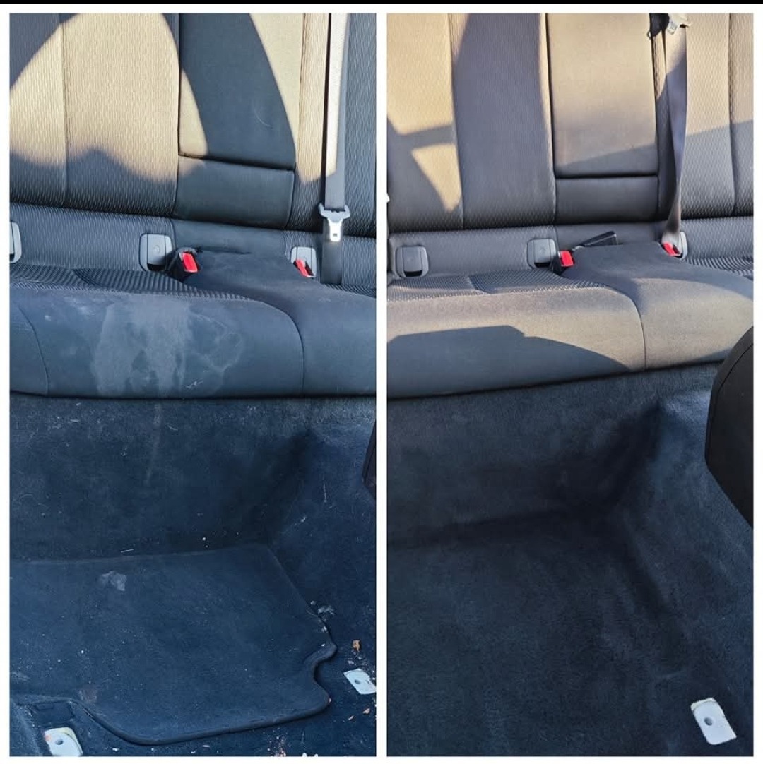 Porównanie przed i po: wyczyszczona tylna kanapa i dywanik samochodowy, widoczne różnice w czystości tapicerki i usunięte zabrudzenia.