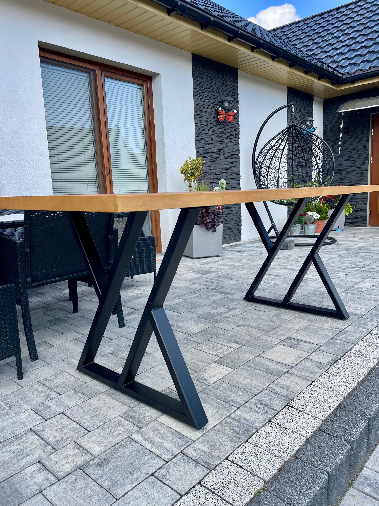 Piękny, duży stół, nogi klepsydra, malowane proszkowo, blat dowolne drewno i wymiary.