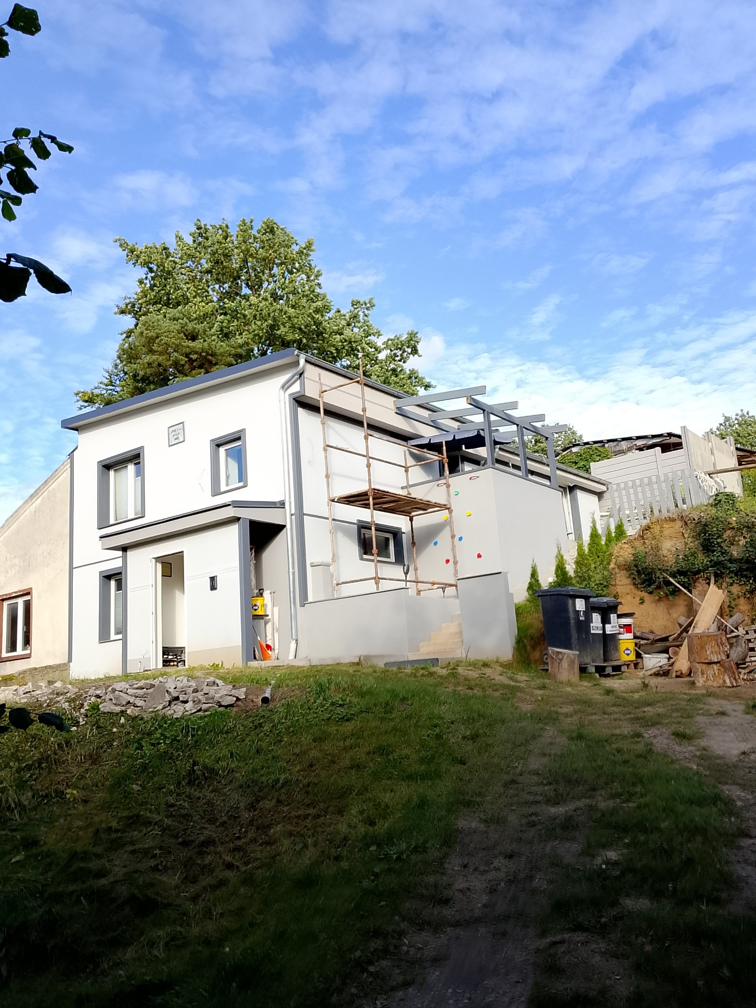 Styl Stary dopasowany do strefy konserwatorskiej w jakiej się znajduje z akcentem Nowoczesności